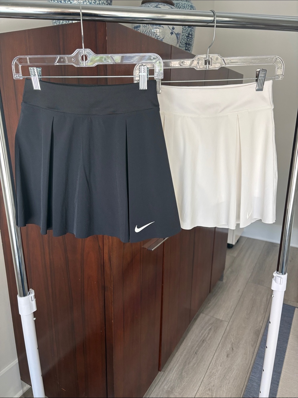 Nike Women’s Pleated Athletic Skorts — Black & White Duo SZ xs
